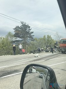 Страшное ДТП под Алуштой — фура завалила в кювет «легковушку»