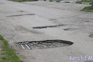 Керчане жалуются на ямы на Ворошилова, которое им приходится объезжать через дворы