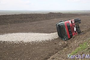 В аварии под Керчью, где перевернулся грузовик с щебнем — пострадали двое