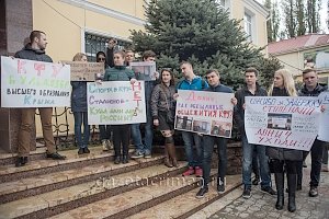 Студенты КФУ на пикете потребовали отставки Донича