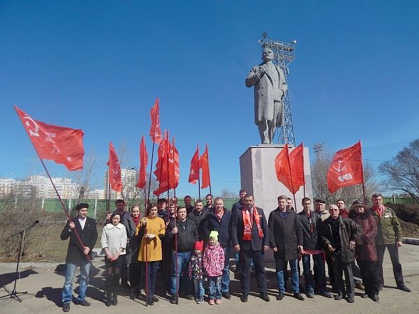 Свердловские коммунисты провели автопробег в честь 147-й годовщины со дня рождения В. И. Ленина