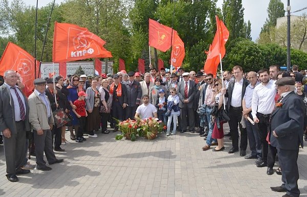 В Махачкале коммунисты приняли участие в праздничном митинге, посвященном 72-й годовщине Победы