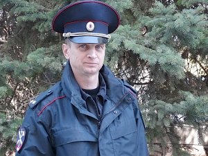 Сотрудник севастопольский полиции Николай Сатонин спас человека при пожаре