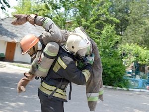 В память о боевых товарищах в севастопольском гарнизоне МЧС прошли соревнования между газодымозащтников