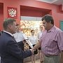 Новосибирск. Анатолий Локоть передал семье пропавшего без вести красноармейца солдатский смертный медальон