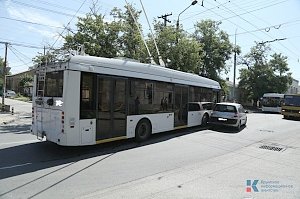 Злосчастный перекрёсток на Козлова-Футболистов в столице Крыма: пожилая женщина пострадала в результате ДТП троллейбуса с легковушкой