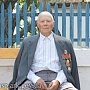 90-летний ветеран вынужден самостоятельно рубить дрова, чтобы отапливать свой дом