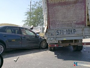 ДТП на выезде из Симферополя: столкнулись грузовой и легковой автомобили