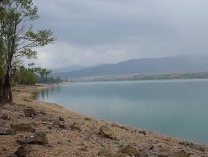 Из Белогорского водохранилища спасатели достали утонувшее авто