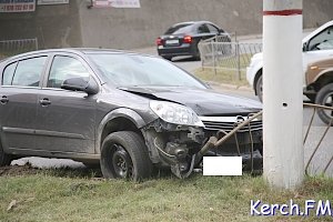 В Керчи «Opel» снес ограждение