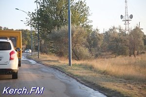 В Керчи из лесополосы льется чистая вода на дорогу