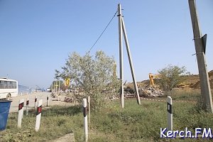 В Керчи дома на Цементной Слободке начали ограждать забором с колючей проволкой