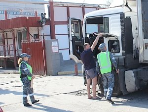 В Крым через паром не провезли легковоспламеняющуюся жидкость и два ножа