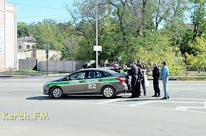 Скопление людей в форме вызвали беспокойство у водителей Керчи