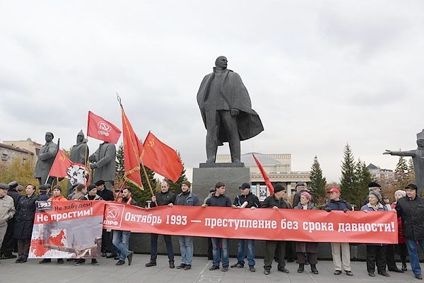 «Не забывайте этот дым». Новосибирские коммунисты почтили память защитников Дома Советов