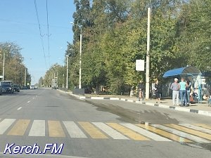 В Керчи по дороге течет канализация