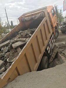 Гружёный бордюрами самосвал, упавший на теплотрассу, поставил под угрозу своевременное начало отопительного сезона на ГРЭСе, — КрымТэц