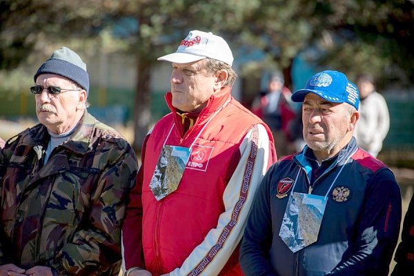 ​В Кабардино-Балкарии коммунисты совершили восхождение на пик Кайсына Кулиева