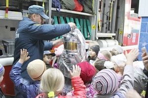 Севастопольские огнеборцы поведали о своей работе мальчишкам и девчонкам из детского сада № 120