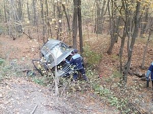 На керченской трассе автомобиль на мокрой дороге вылетел в кювет