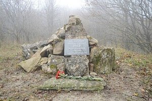 Крымские спасатели привели в порядок памятник на горе Караголь