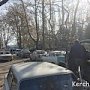 В Керчи на Борзенко из-за машины коммунальщиков не могли разъехаться легковушки