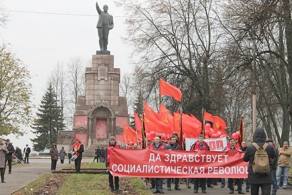 Костромские коммунисты провели праздничное шествие по главной улице города