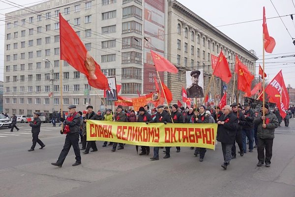 Митинг в честь 100-летия Великого Октября в Хабаровске