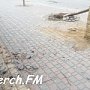 В Керчи автомобиль снес фонарь и дерево