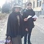 Школьники Керчи рассказали прохожим об участниках ВОВ