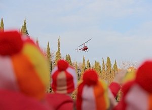 Дед Мороз из Великого Устюга зажег елку в «Артеке» и открыл резиденцию своего «младшего брата»