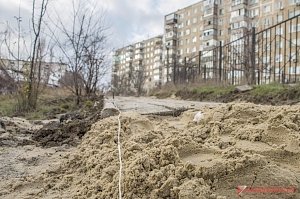 В одном из районов Керчи ремонтируют пешеходную дорожку