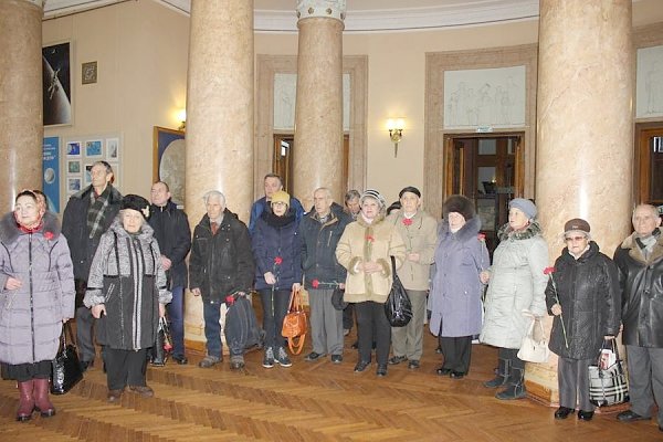 Волгоградские коммунисты возложили цветы к портрету И.В. Сталина по случаю 138-летия от момента рождения вождя