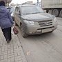 Керчане паркуют свои автомобили прямо на остановках