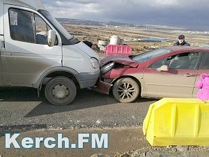 В Керчи на новом участке дороги в «лобовую» столкнулись две машины