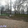 В Молодежном парке в Керчи появились лавочки