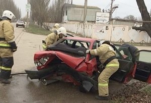 Пожарно-спасательные подразделения оказывают помощь при ДТП