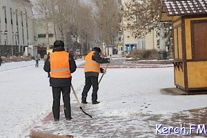 В Керчи центральную площадь убирают осужденные