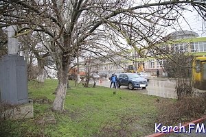 В Керчи столкнулись самосвал и иномарка