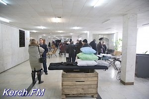 Осужденные из исправительной колонии Керчи представили на выставке свои изделия