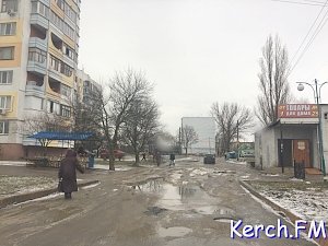 В Керчи на Ворошилова вновь образовался каток на въезде во двор