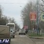 В Керчи трактор тянул за собой трубу по асфальту