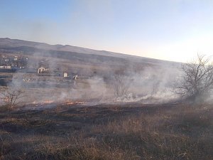 Даже зимой огнеборцы зачастую выезжают тушить загорание сухой растительности