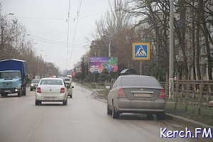 Керчане просят не парковать свои авто перед пешеходным переходом на «Босфорском»