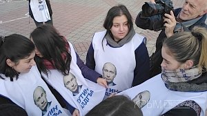 Около ста человек выстроились в слова «Путин алдгъа» в центре столицы Крыма