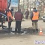 На Ворошилова приступили к ремонту дороги около люка, который проваливается