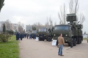 Жителям и гостям Севастополя показали боевую технику