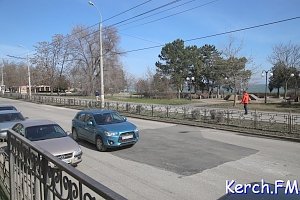 В Керчи заасфальтировали яму на Свердлова