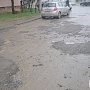 В Керчи на улице Ворошилова засыпали ямы асфальтовой крошкой