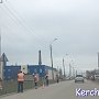 В Керчи коммунальщики убирают обочины дорог